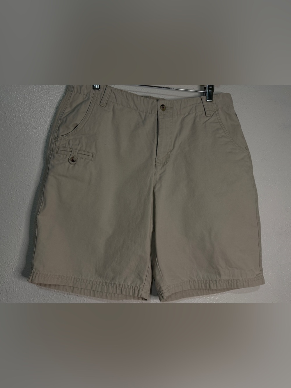 Columbia Classic Beige Women’s Cargo Shorts. 100% cotton. Sz 12.